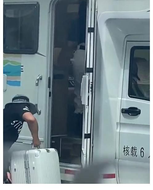 姚安娜|二公主姚安娜現(xiàn)身中餐廳錄制，拎著大包小包，助理連忙上前幫她拎