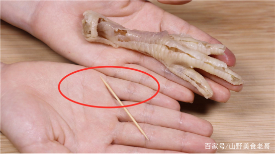 鸡爪|原来鸡爪去骨这么简单，1根牙签就搞定，真的太方便了