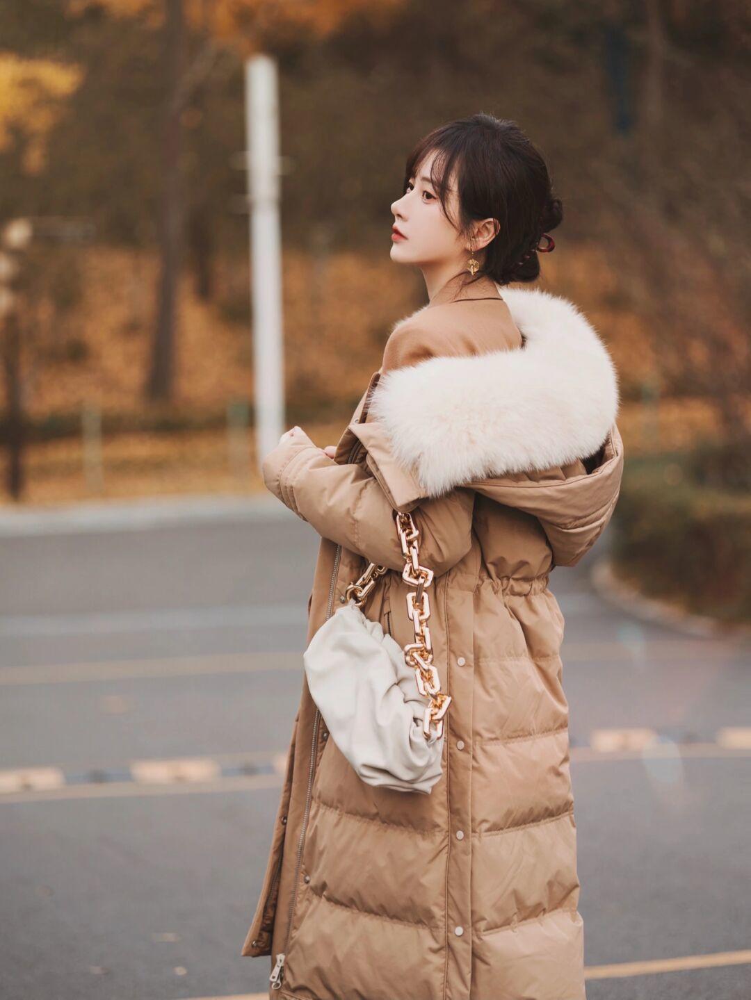 真正优雅的女人,冬季都穿“羽绒服”,这些造型适合普通人借鉴