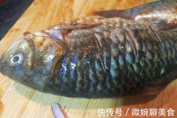 炖鱼汤|炖鱼汤时,先加水还是先煎鱼很多人都弄错,难怪鱼肉腥柴难吃!