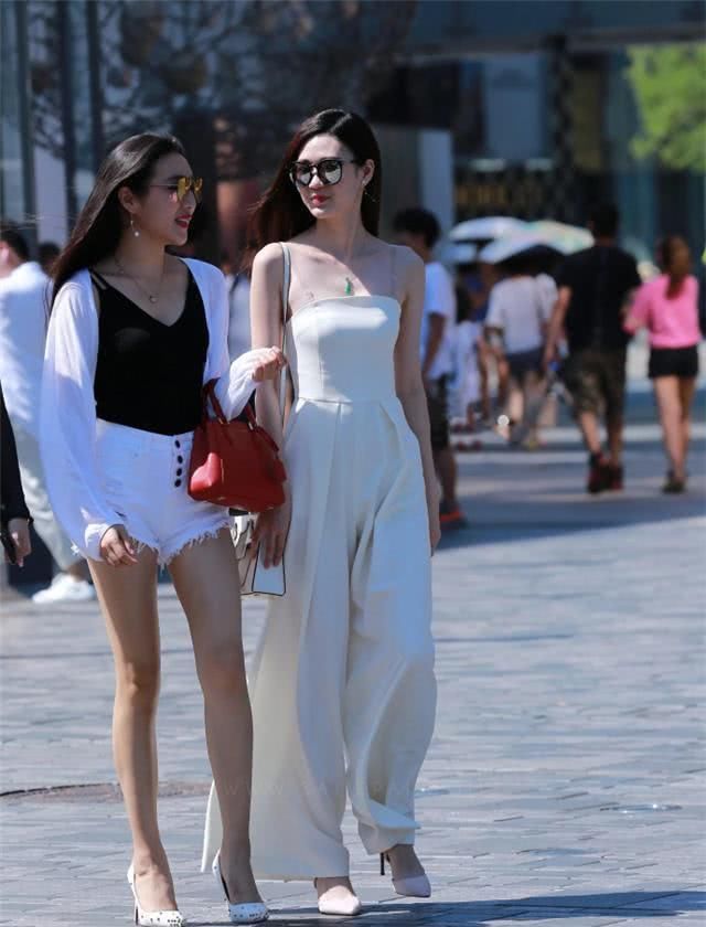 小姐姐|街拍：小姐姐衣服性感撩人，你会允许女朋友这样穿吗