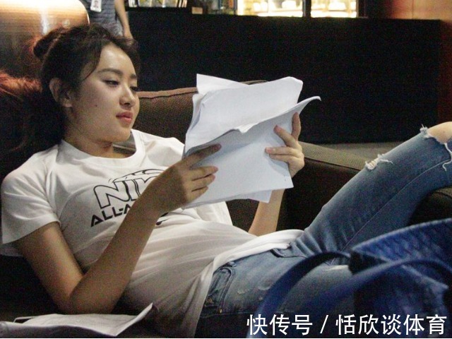 低头玩手机|为什么现在很多人会患上颈椎病？罪魁祸首在这里，这个锅背定了