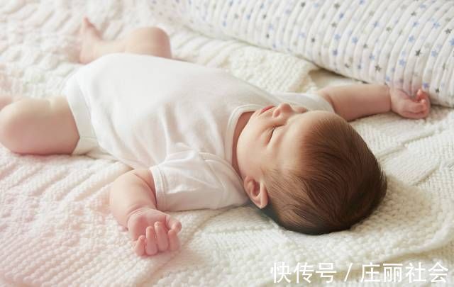 睡眠质量|三类错误睡姿影响宝宝生长发育,重则脊柱受损害,越早调整越好
