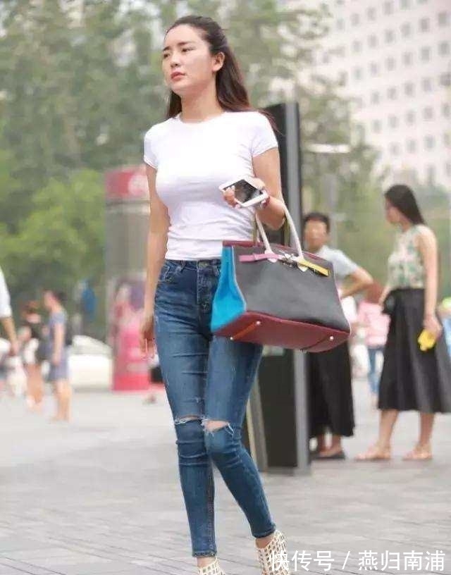 牛仔裤|女神街拍:白色T恤搭配牛仔裤的小少妇,回头率真的好高