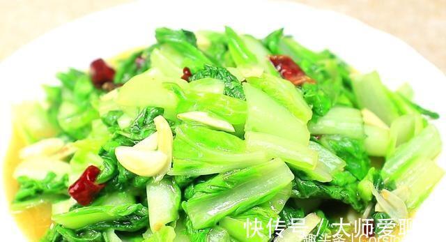 炒青菜时，直接下锅炒是错的！多加1步，翠绿鲜嫩、不比饭店差