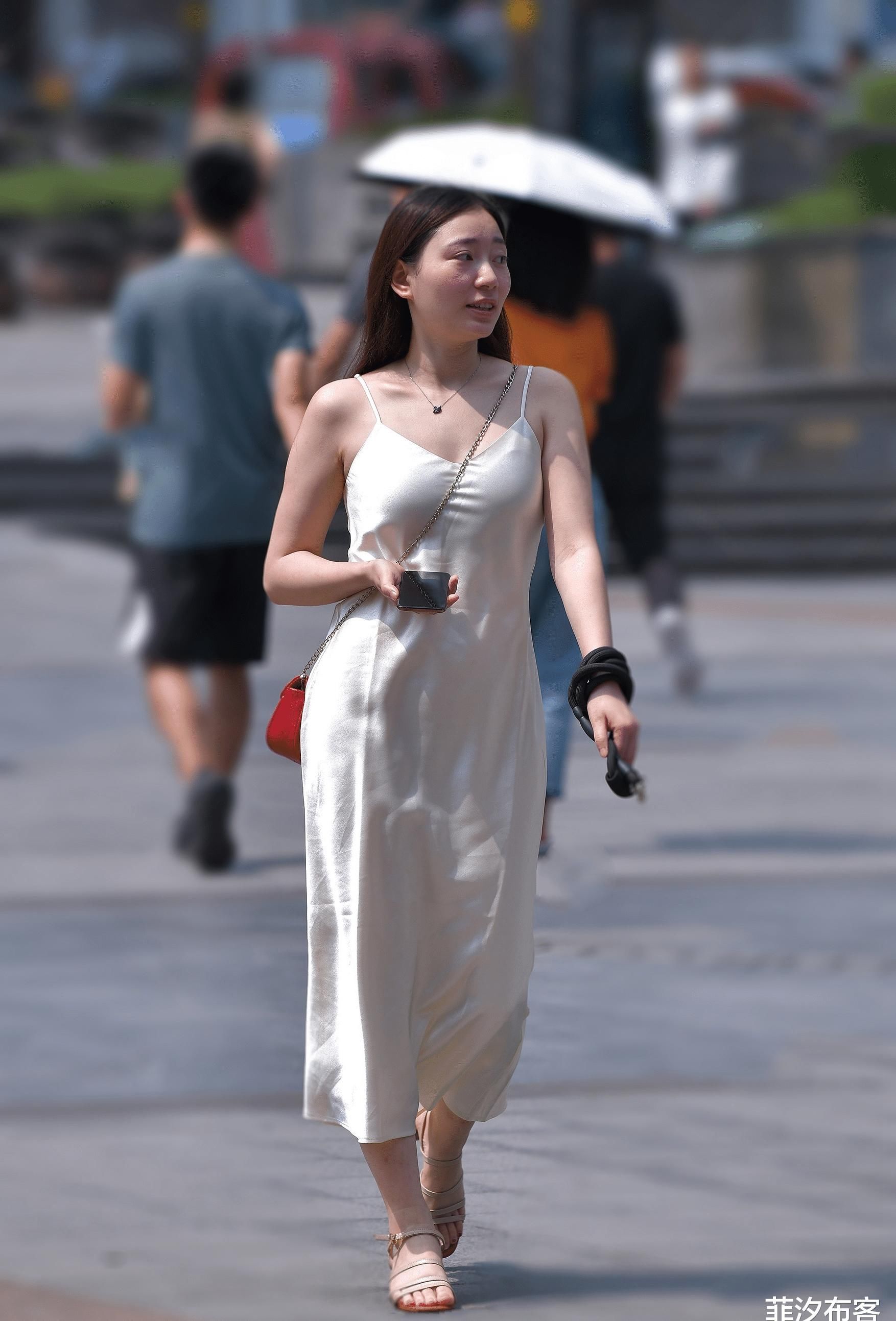 高雅|真丝裙丝滑又轻柔,走起路来格外飘逸,还能展现你高雅的气质