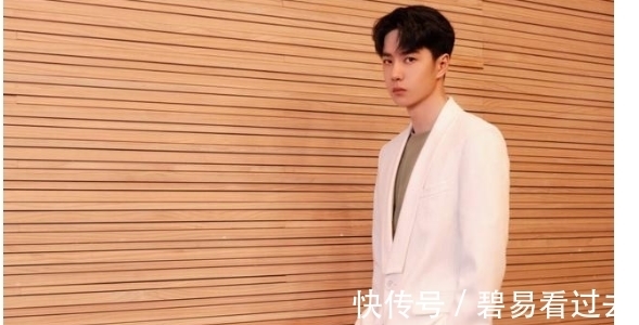 王一博“失蹤人口”回歸，下班拍變裝，“摩托姐姐”集體過(guò)年