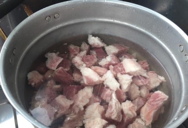 炖牛肉放茶叶，放红茶还是绿茶？很多人不注意，难怪还是炖不烂