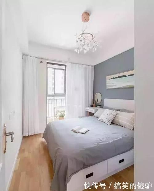 卧室|老婆将卧室飘窗改造书桌,瞬间多了一个书房,太棒了