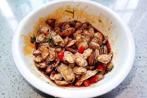 食用盐|夏天吃花甲，教你1个新吃法，不炖不炒，简单易学，家人都说好吃