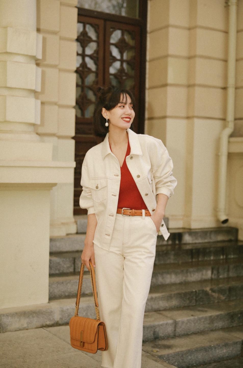 时髦 冬季会穿“牛仔套装”更时尚,拒绝扮嫩,又酷又飒才是真的美!