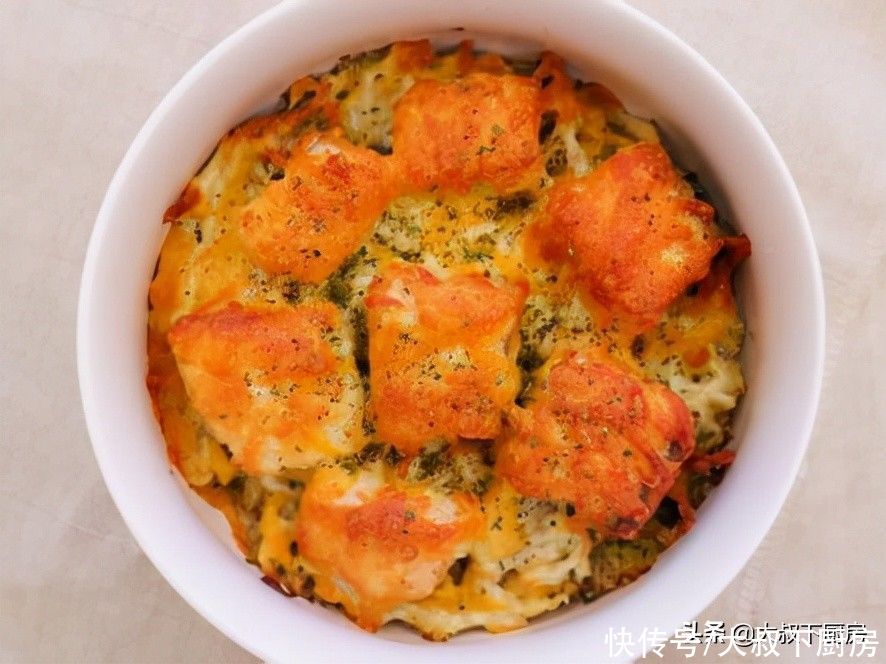 减脂|减脂瘦身餐！大叔教你焗烤鲑鱼花椰米，口感爽脆，吃一点就饱了