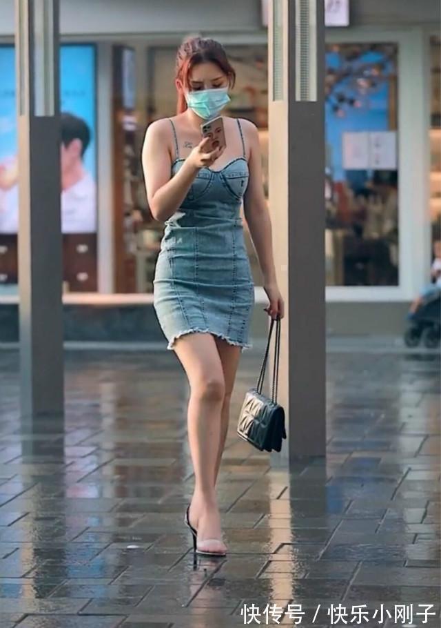 搭配 紧身裙的设计出色又不累人,唯美气息不断,展现自信风姿