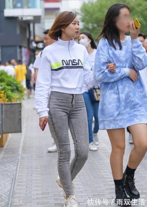 短裤 偏爱休闲运动风,牛仔裤和卫衣的搭配组合,大方舒适值得一试