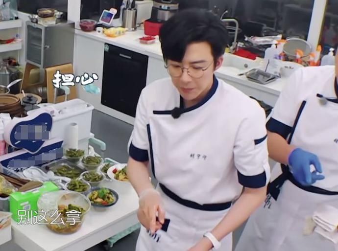 中餐厅|杨超越端起砂锅准备上菜,刘宇宁发现却立马阻止,随后做法太圈粉