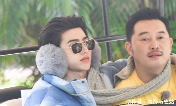 蔡徐坤 “跑男”在三亚录节目,别的嘉宾穿得很清爽,就蔡徐坤穿羽绒服