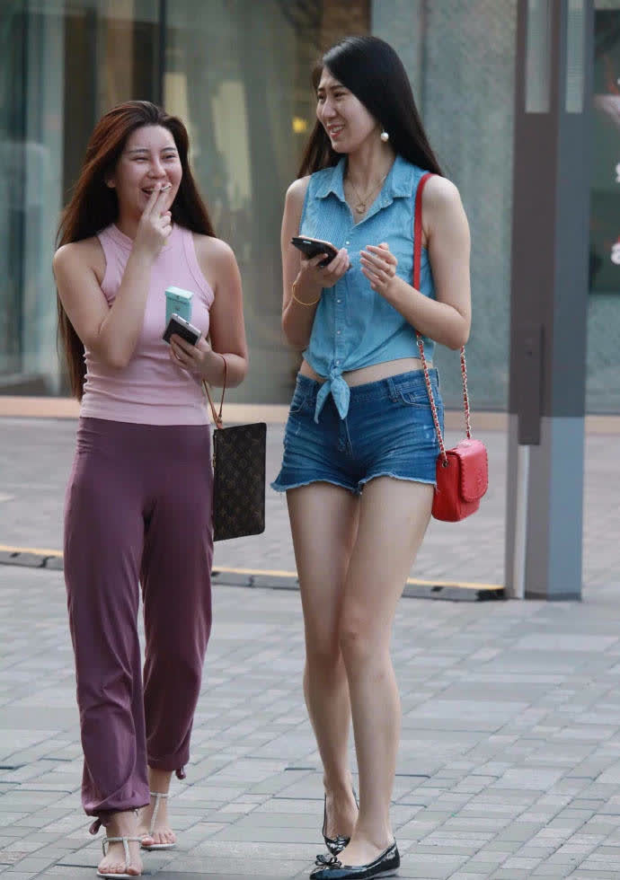紧身裤 小姐姐个性开朗，一身穿搭简单又随意