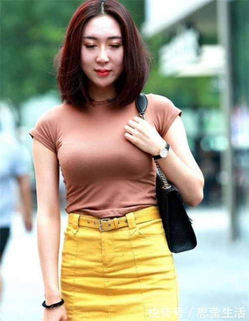 辣妈|街拍:美女穿一字肩吊带长裙,长相甜美,长发披肩温婉动人