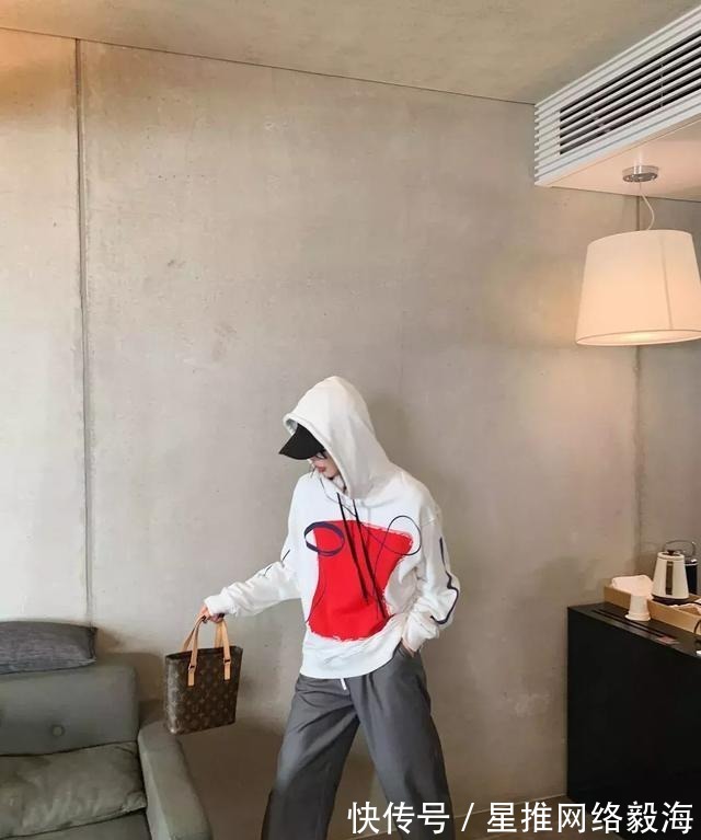 秋天|早秋的衣服不用买太多，有这几件“经典款”就够了，时髦又百搭