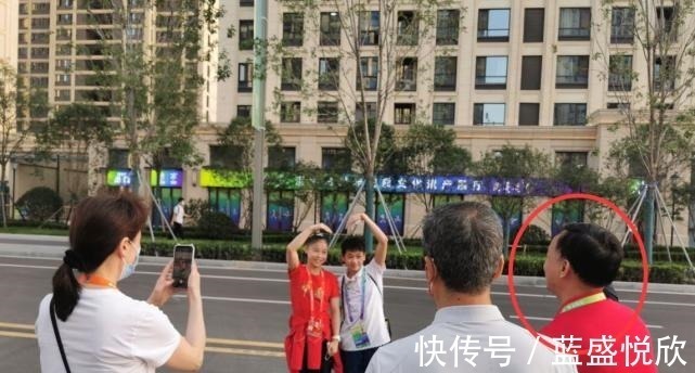 银牌|慈爱!全红婵与管晨辰合影,谁注意何教练真是当爹又当妈啊!