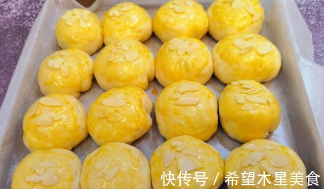 冬日简单方便早餐,椰蓉小面包在家做,香甜松软全家爱吃!