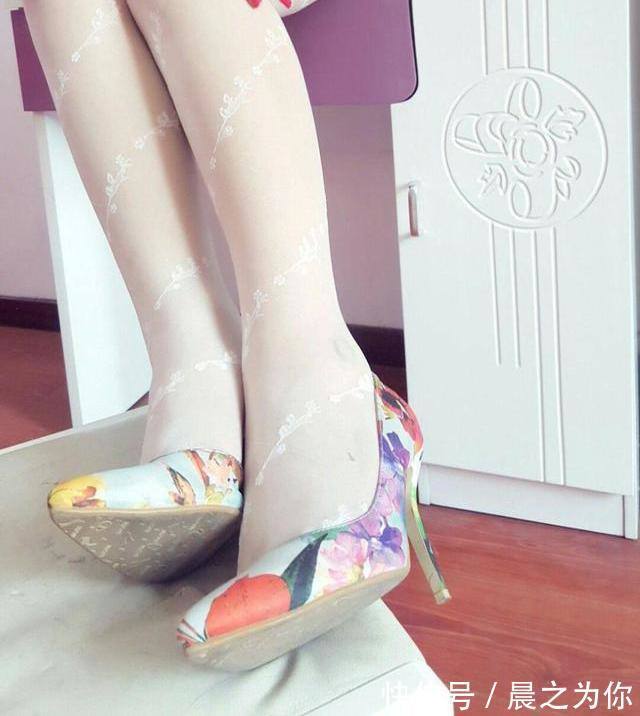丝袜 白皙长腿遇上丝袜高跟鞋,每一步都凸显职业女神范