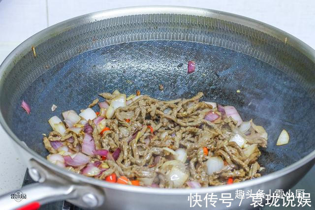俩人|母女俩人的晚餐,一荤一素,成本25块钱,全部吃完不浪费