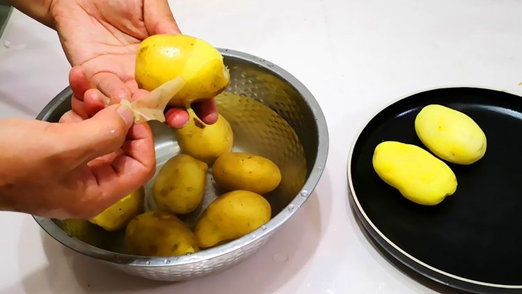 土豆又出新吃法,不煮不炸不凉拌,出锅比肉还香,一顿8个不够吃