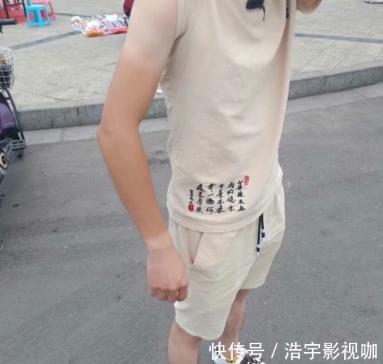 马路天使|男子晒“渐变色”皮肤,网友不服,一场“比惨”大赛开始了