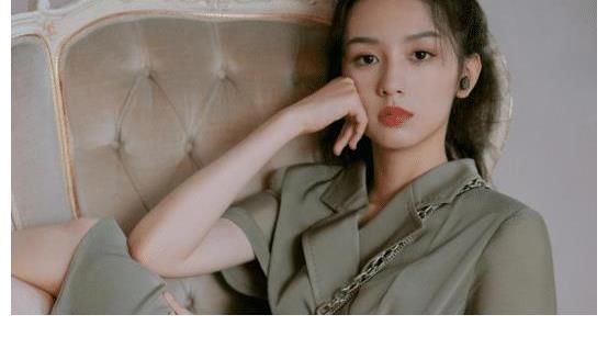 综艺|新晋95后小花,综艺影视样样抓,年轻貌美的周也到底有惹人爱?