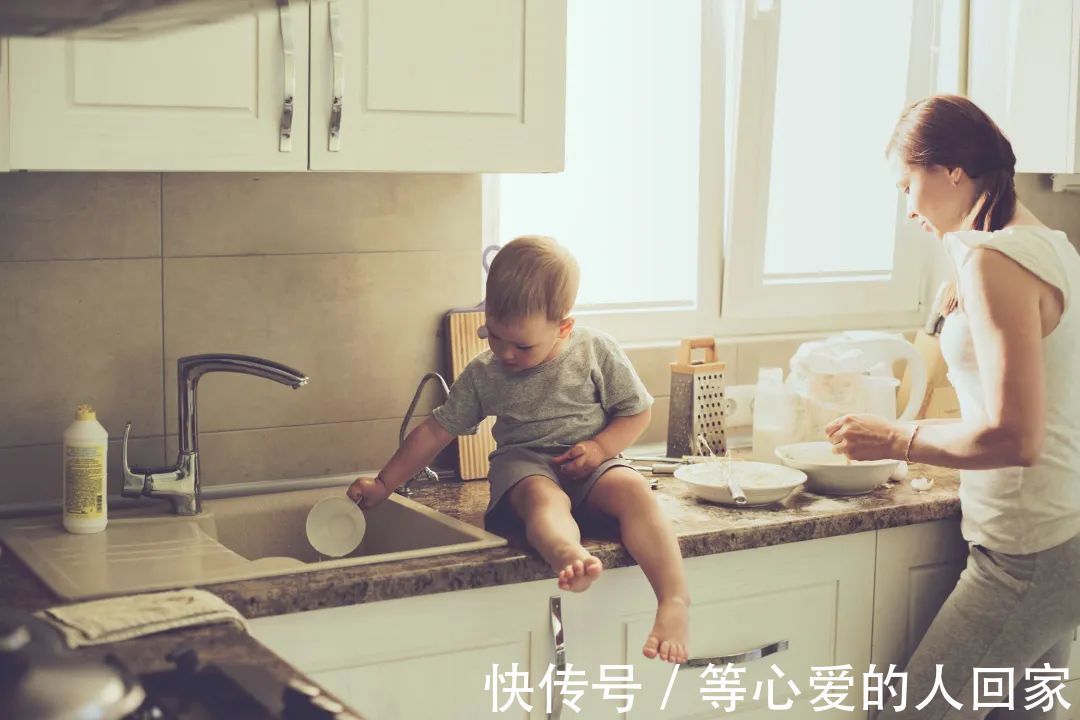 生活习惯|明星的孩子“养尊处优”不一定,学学朱丹教3岁女儿做家务吧