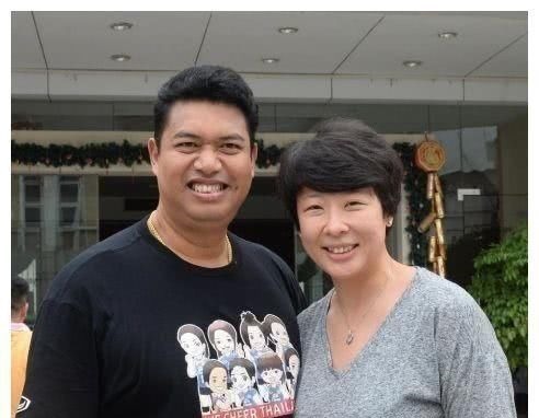 泰国|前女排队长现状,为53岁泰国老公生子,身体发福比老公还胖