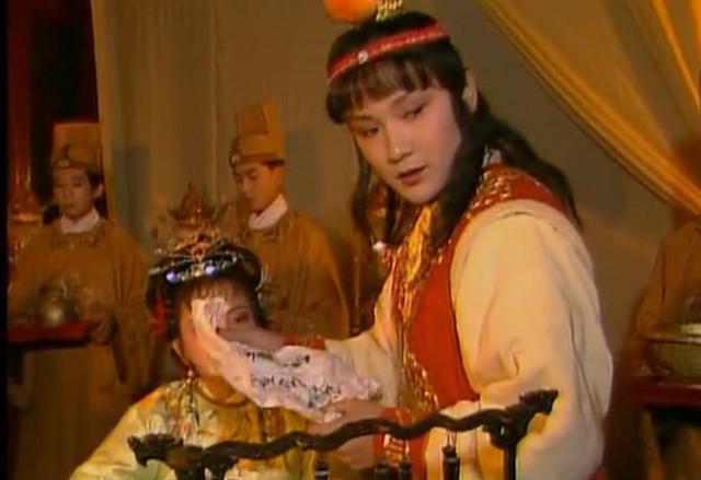 作弊|贾宝玉作诗犯难,宝钗、黛玉帮忙作弊,都是才女,但品性相差悬殊