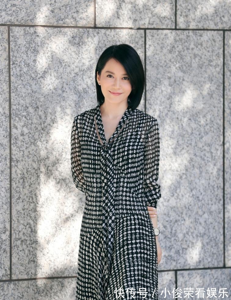 修饰|女人40岁后,别再剪短发了!今夏流行这4种发型,减龄显气质