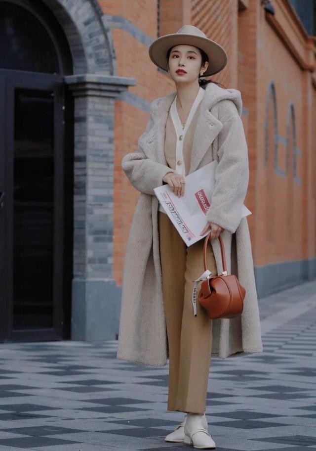 搭配|还在穿羽绒服?试试时髦的“泰迪”大衣,好看还具有年代感