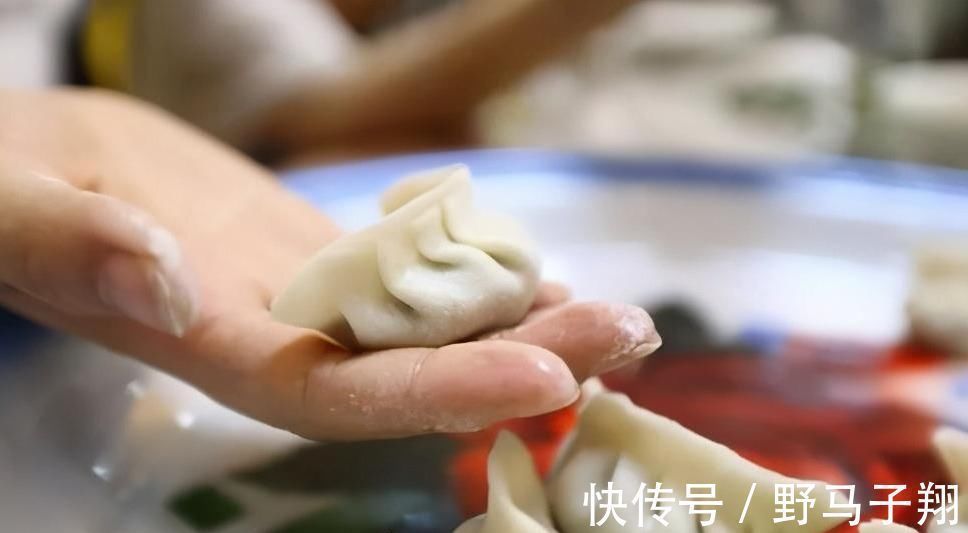 为什么饺子店的饺子那么好吃？关键在这3个技巧，饺子饱满又多汁
