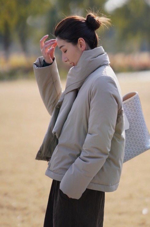 紧身裤|时髦精必看!2021年最流行的羽绒服穿法,让你美得不重样