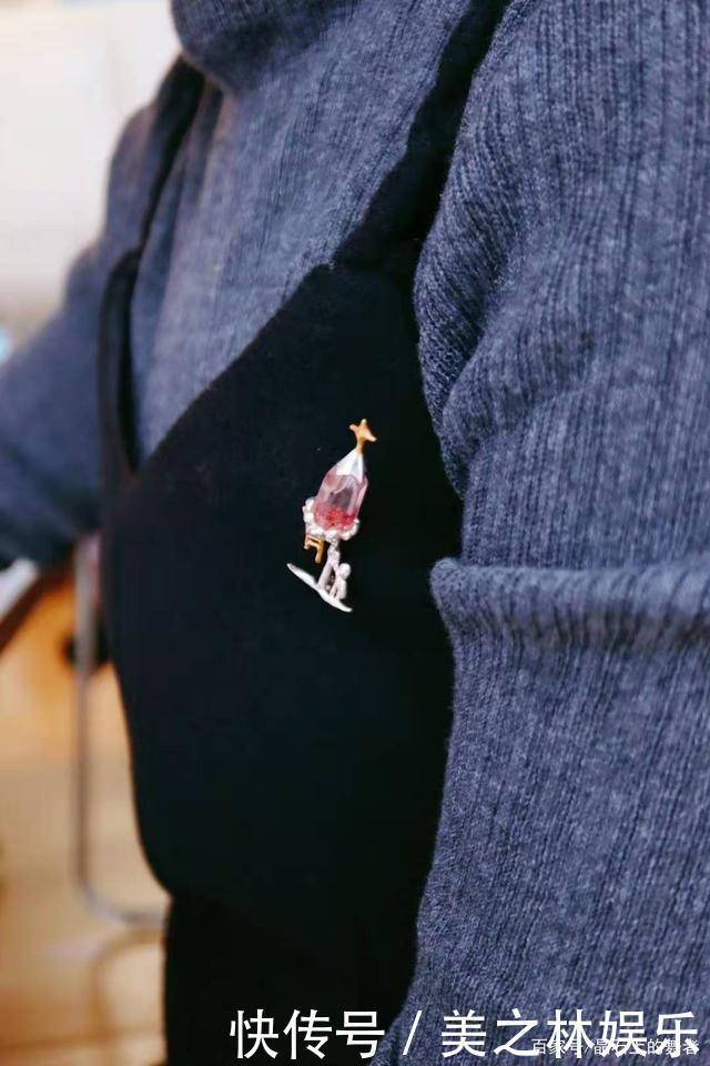 秋冬一款胸针胜过10件大牌珠宝,get胸针的佩戴方式!