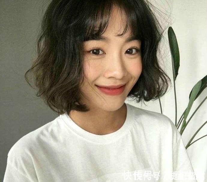 烫发|发量少的女生适合什么发型?时尚漂亮的短卷发最适合你!
