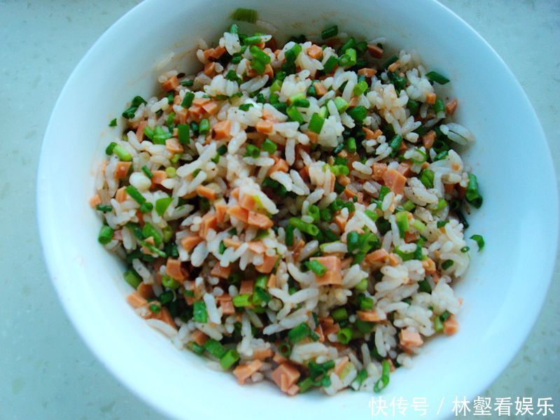  傻傻的|剩米饭别再傻傻的炒了，教你一招，比饺子都好吃，早餐也有了