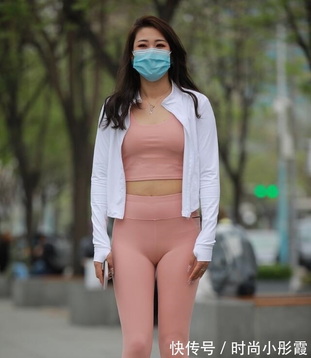 活泼|打底裤的搭配展现强大气场,非常简洁大方,帅气活泼