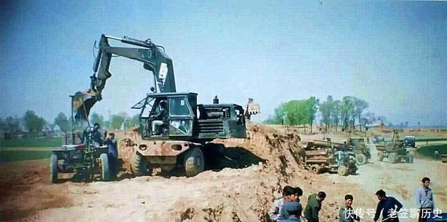 发现|国宝传奇青年挖到土坑,发现大量黄金,被砸碎的罐子,价值连城