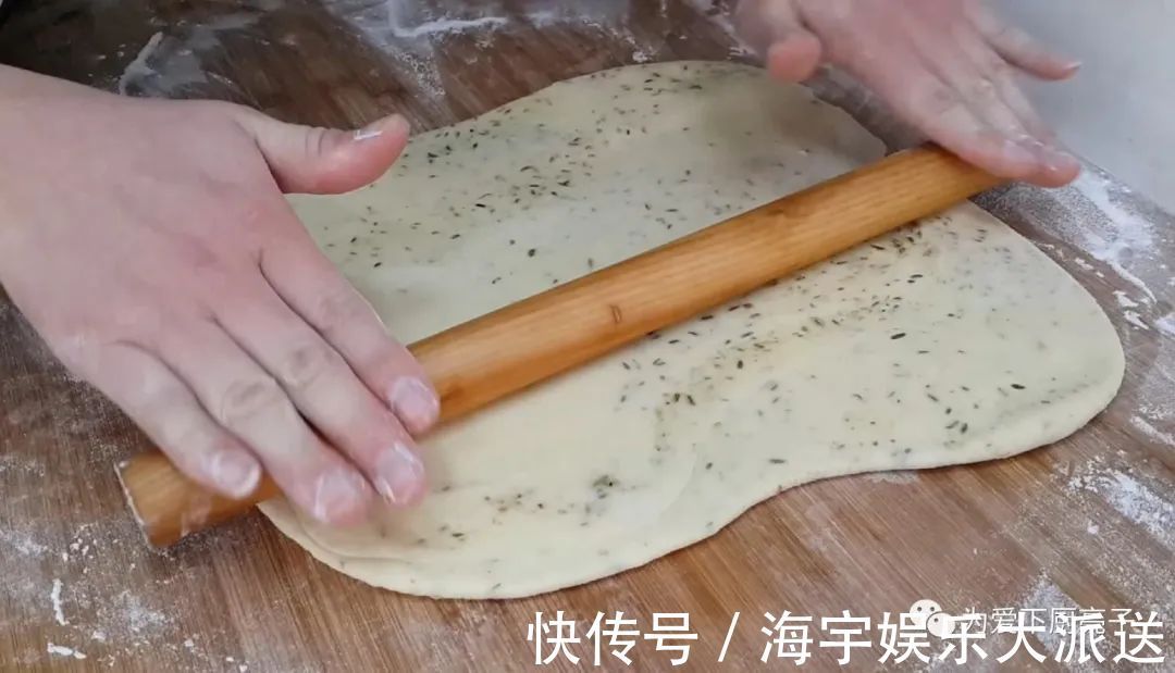 零食|孩子想吃零食不用买,擀一擀切一切,出锅比麻花都好吃,太香了