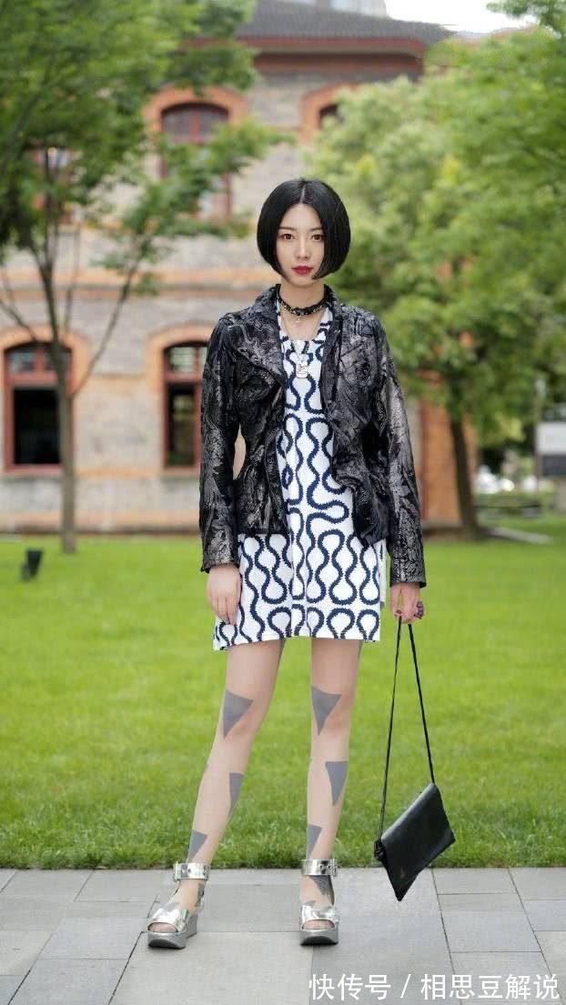 美女|街拍:绿色连衣裙穿出了美女的好身材,秀美长发,很吸睛