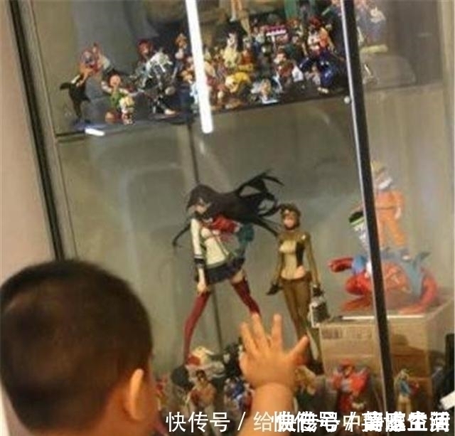 熊孩子摔坏亲戚手办,奶奶开启“护犊子”模式,听到赔偿价格懵了