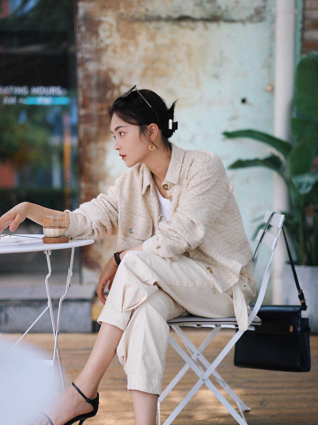 紧身|白裤子的季节到了,秋冬白裤子还能这样穿,太出乎意料了