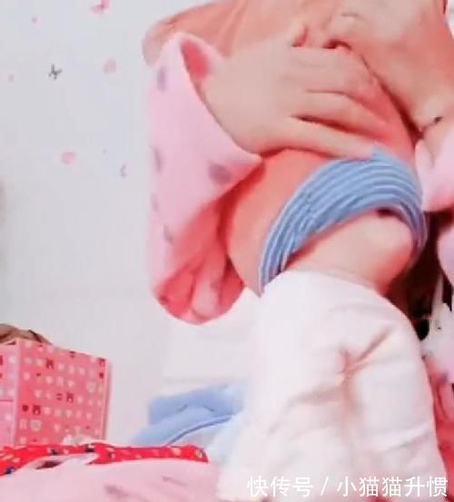 宝妈|宝妈帮宝宝脱衣使了吃奶劲,宝宝“卡”衣领被挂起,模样太搞笑!