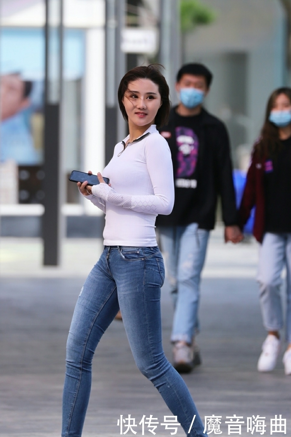 街拍:短发小姐姐穿紧身牛仔裤,配白色上衣,