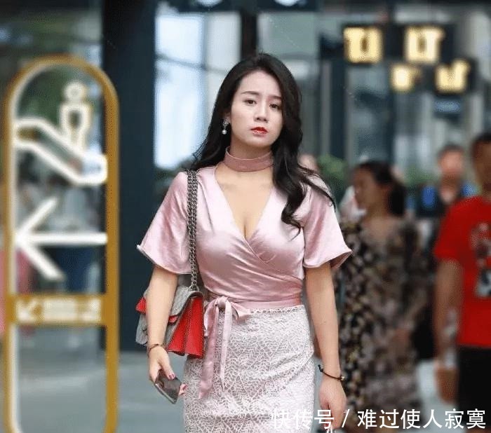 街拍追求时尚的正确做法，不是素面朝天，也不是浓妆艳抹！