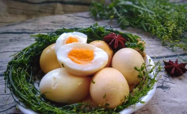 鸡蛋|为什么煮鸡蛋时蛋黄表明会变成灰绿色这还能吃吗看专家咋说